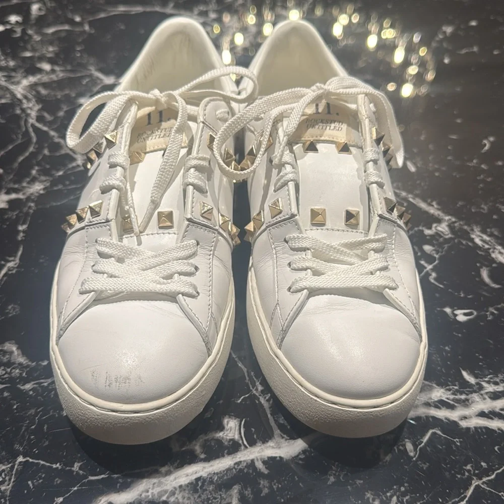 Valentino stud size 38
Worn 3 times. Like new- slight scuff on right toe. - Picture 2 of 4